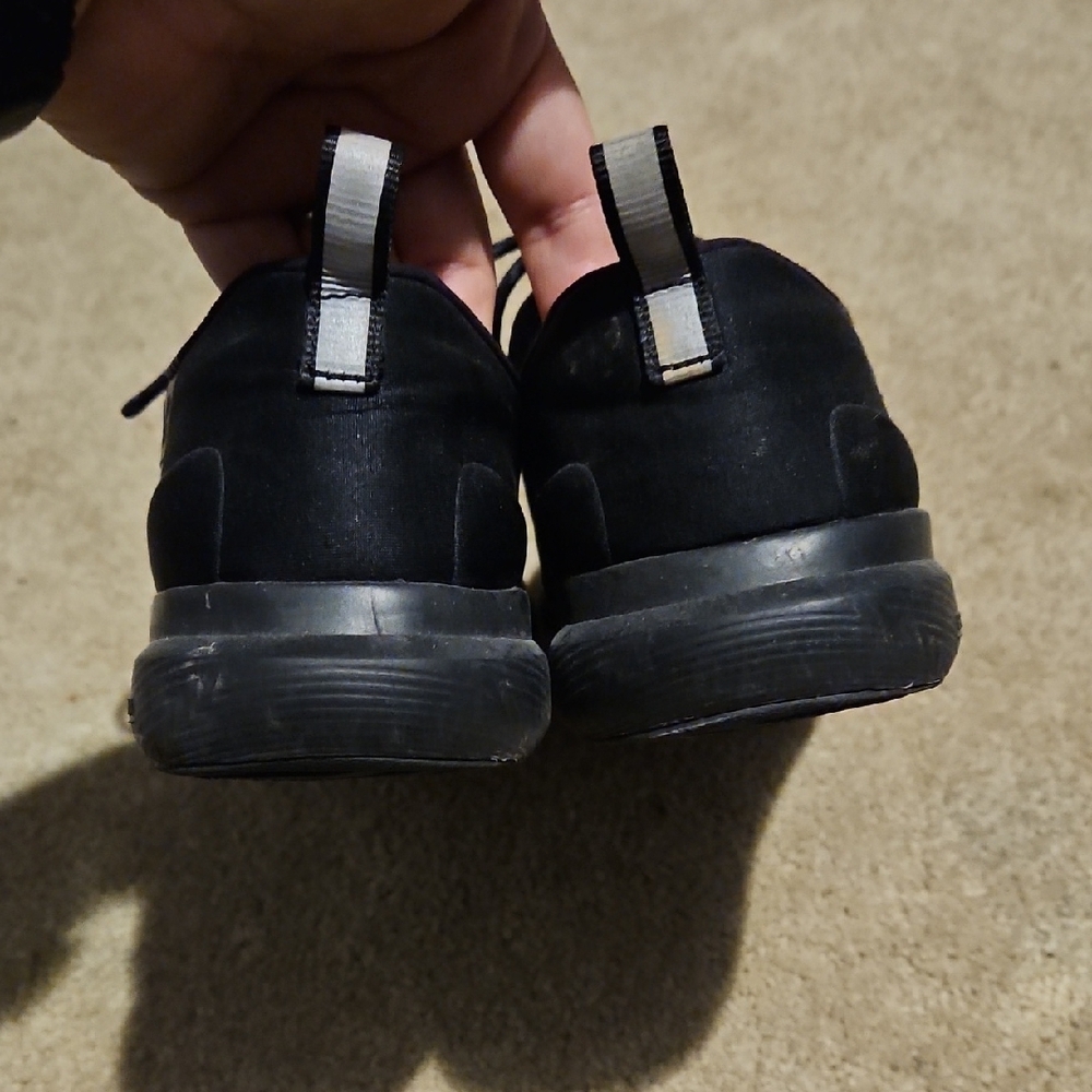 Under Armour Black Shoe Interior with White Size Label - Picture 4 of 8